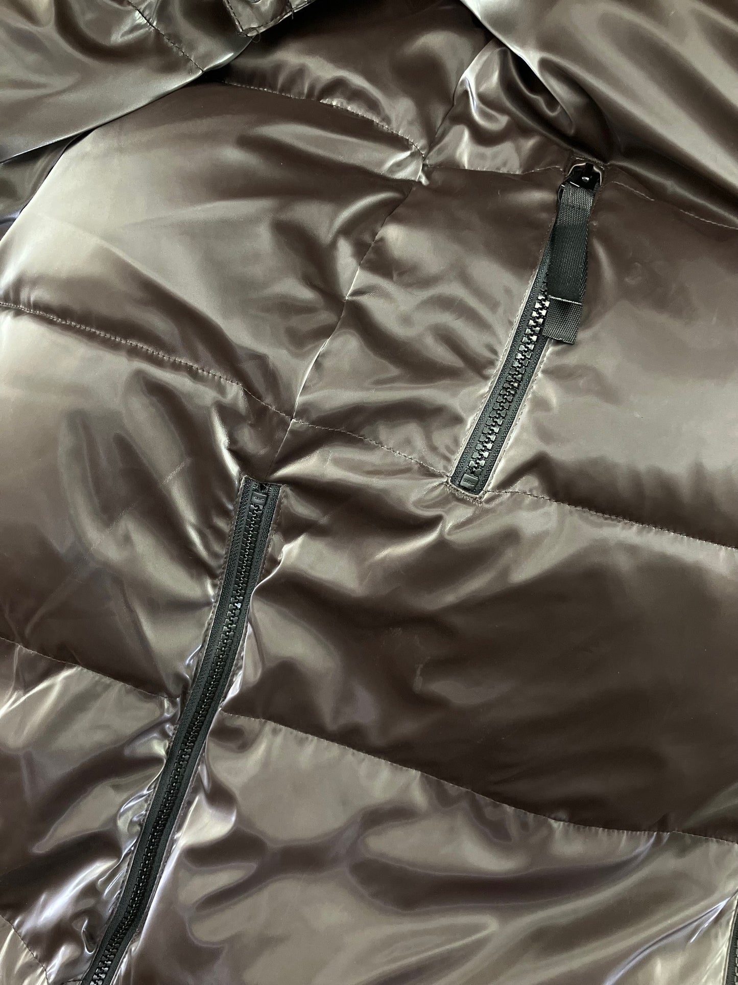 LIQUID SHINE PUFFER COAT - COFFEE